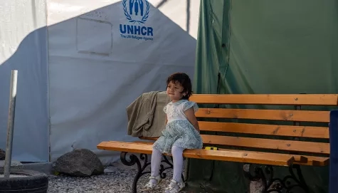 Fillette-refugiée-assise-sur-un-banc