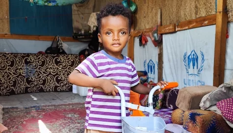 enfant-yemenite-sur-son-velo-abri-unhcr