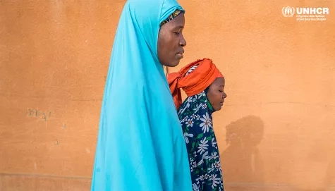 deux-femmes-refugiées-devant-un-mur-unhcr