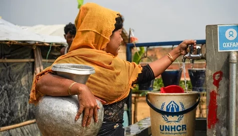 femme-qui-remplis-des-seaux-d-eau-fontaine-unhcr