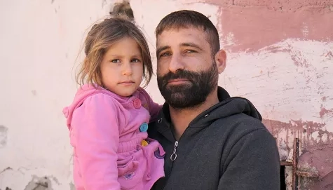 papa-refugié-tenant-sa-fille-syriens-unhcr