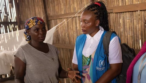 femme-refugiee-parlant-avant-staff-hcr