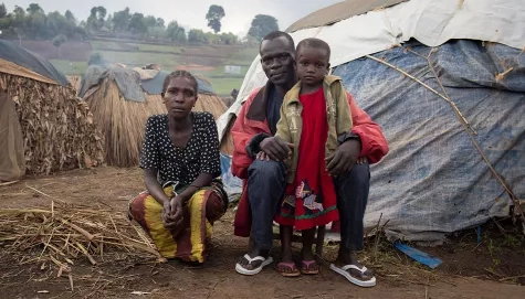 _famille_de_trois_devant_tente_2024