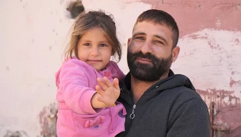 pere_porte_fille_fait_coucou_camera_2024