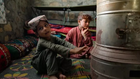 Famille près du chauffage en Afghanistan