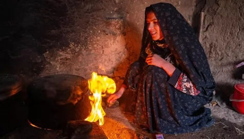 Une maman fait à manger dans une grotte en Afghanistan