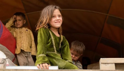 Petite fille dans un camion afghanistan