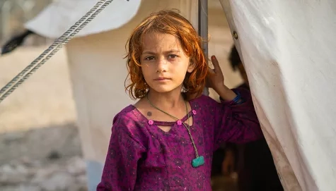 Petite fille dans un camp de réfugiés en Afghanistan