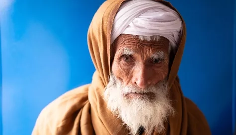 Vieil homme déplacé afghan